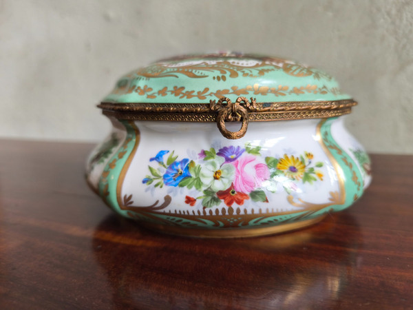 Hand-decorated Paris porcelain box