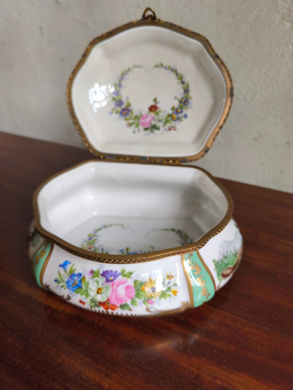 Hand-decorated Paris porcelain box