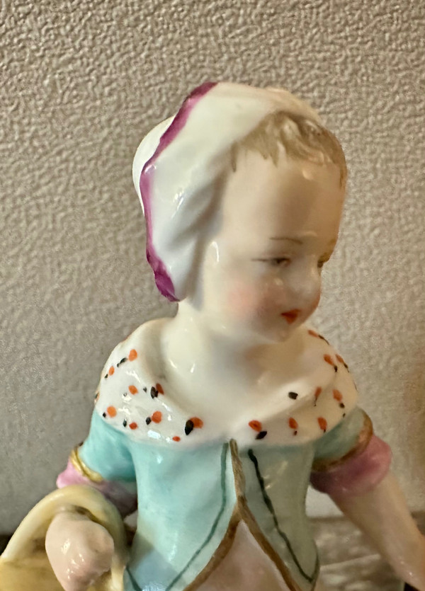 Statuina in porcellana tedesca, fine del XIX secolo