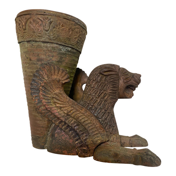 Beautiful bronze cornet vase, chiseled and patinated by time on the back of a Persian cheetah, 19th century