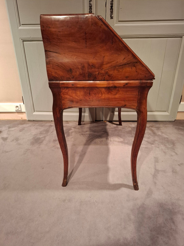 Schräger Louis XV-Schreibtisch aus Walnuss und Kirsche aus dem 18. Jahrhundert.