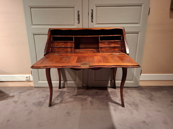 Schräger Louis XV-Schreibtisch aus Walnuss und Kirsche aus dem 18. Jahrhundert.