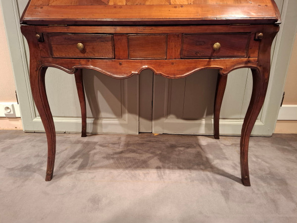 Schräger Louis XV-Schreibtisch aus Walnuss und Kirsche aus dem 18. Jahrhundert.