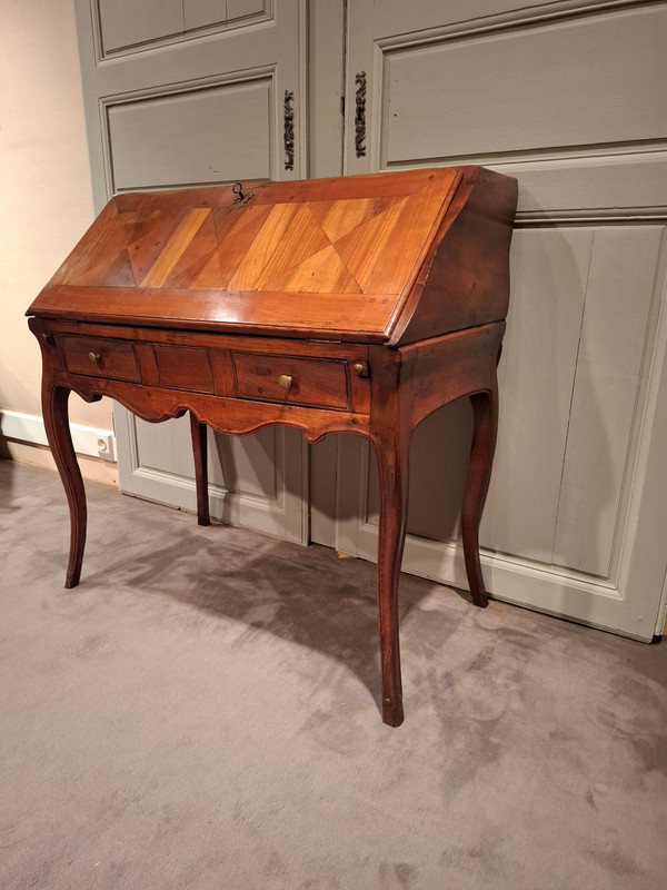 Schräger Louis XV-Schreibtisch aus Walnuss und Kirsche aus dem 18. Jahrhundert.