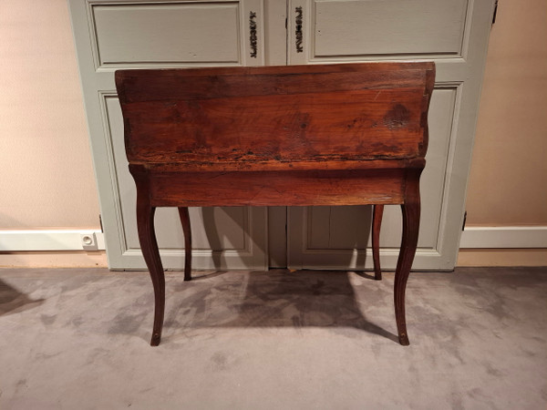 Schräger Louis XV-Schreibtisch aus Walnuss und Kirsche aus dem 18. Jahrhundert.