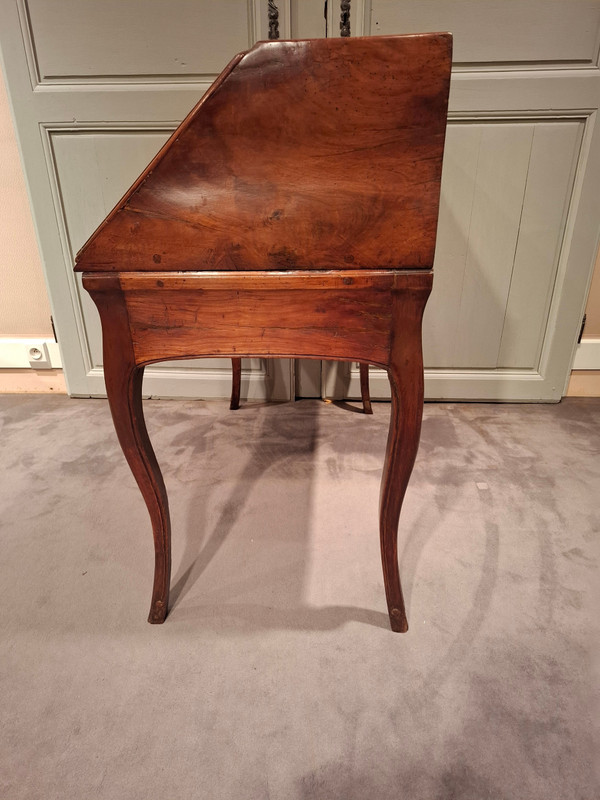 Schräger Louis XV-Schreibtisch aus Walnuss und Kirsche aus dem 18. Jahrhundert.
