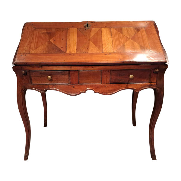Schräger Louis XV-Schreibtisch aus Walnuss und Kirsche aus dem 18. Jahrhundert.