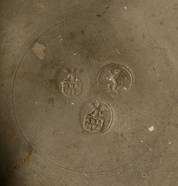 Un très rare bol de naissance en étain et laiton du XVIIIe siècle.