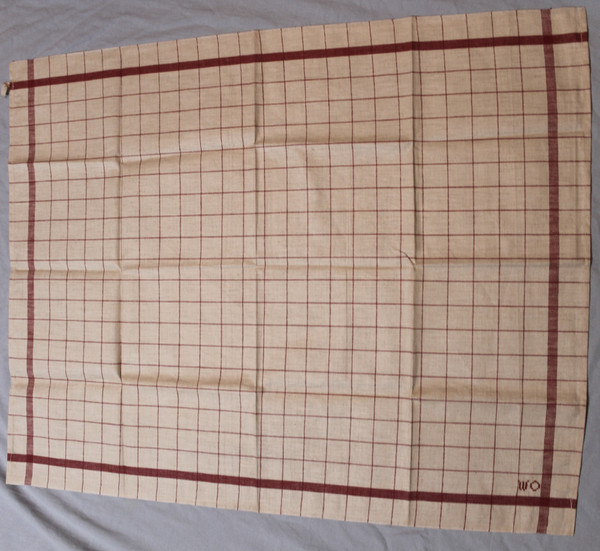 6 strofinacci a quadretti con aste rosse e lacci da appendere, inizio XX secolo