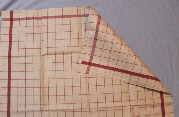 6 strofinacci a quadretti con aste rosse e lacci da appendere, inizio XX secolo