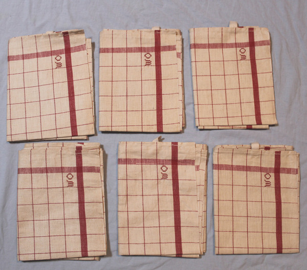 6 strofinacci a quadretti con aste rosse e lacci da appendere, inizio XX secolo