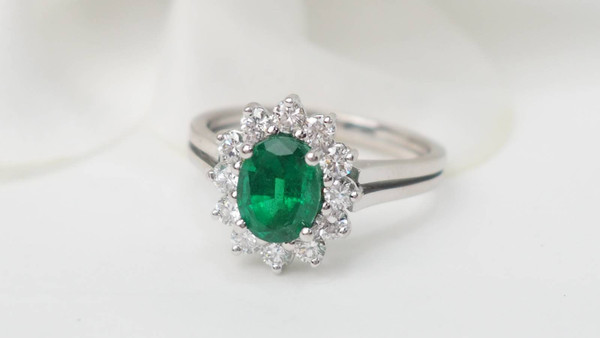 Ring Margerite aus smaragdgrünem Weißgold mit Diamanten