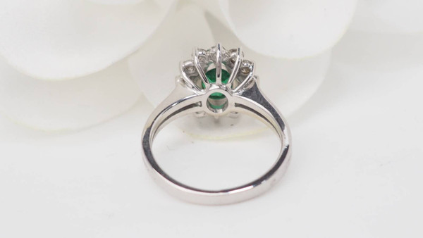 Ring Margerite aus smaragdgrünem Weißgold mit Diamanten
