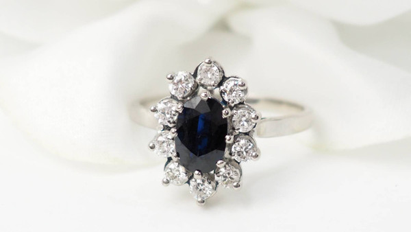 Bague entourage en or blanc, saphir et diamants