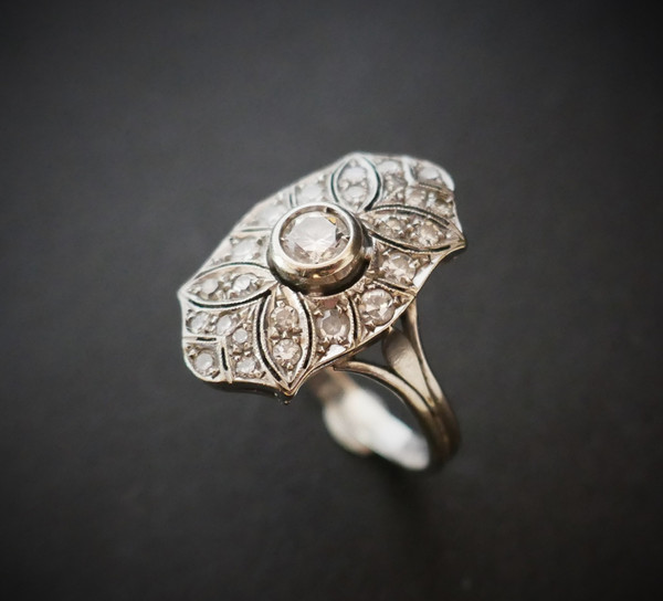 Diamantring, Art Deco, 18 Karat Weißgold.