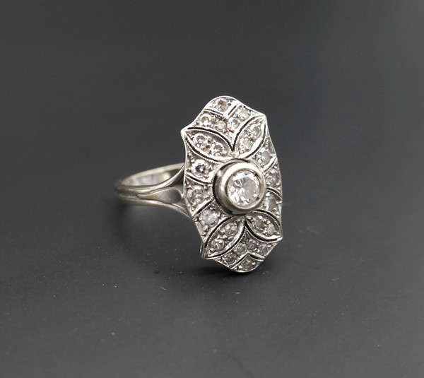 Diamantring, Art Deco, 18 Karat Weißgold.