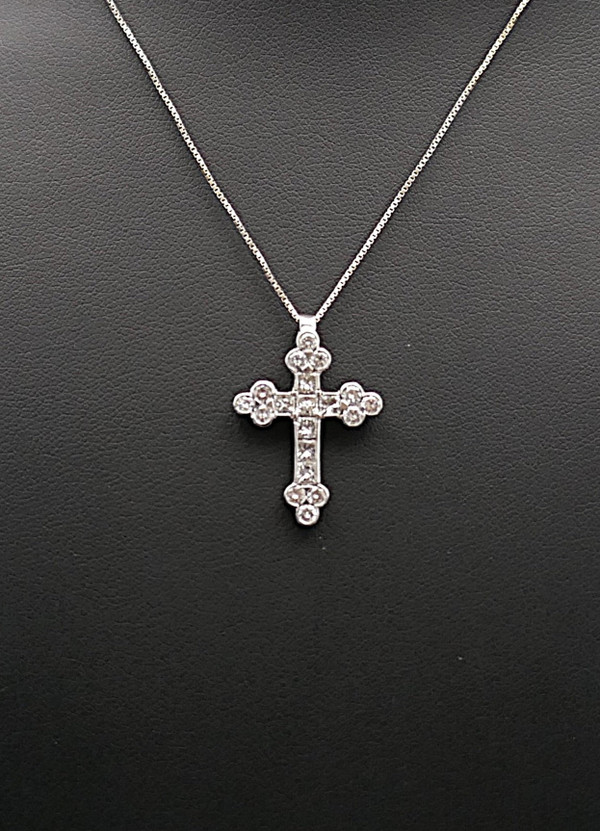 Croix Diamants Taille Princesse Et Taille Brillant Et Sa Chaîne.