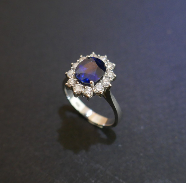 Bague Marguerite Saphir Entourage Diamants.