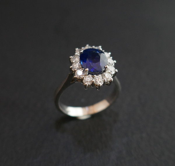 Bague Marguerite Saphir Entourage Diamants.