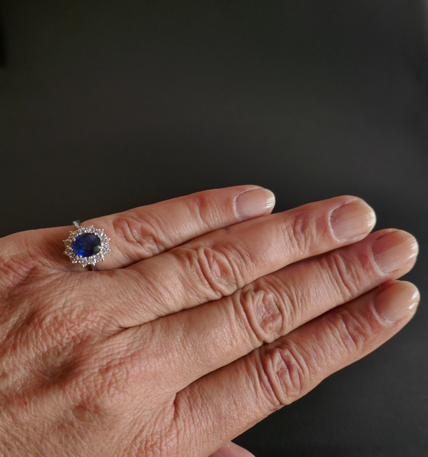 Bague Marguerite Saphir Entourage Diamants.