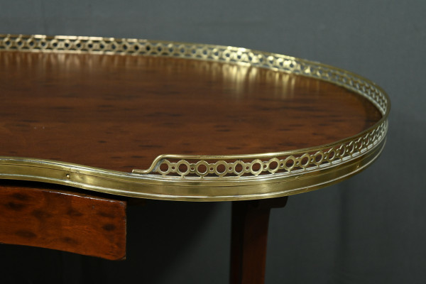 Table Rognon en Moucheté d’Acajou, estampillée “L’escalier de Cristal” – Fin XIXe