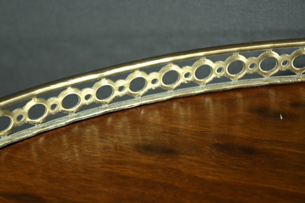 Table Rognon en Moucheté d’Acajou, estampillée “L’escalier de Cristal” – Fin XIXe