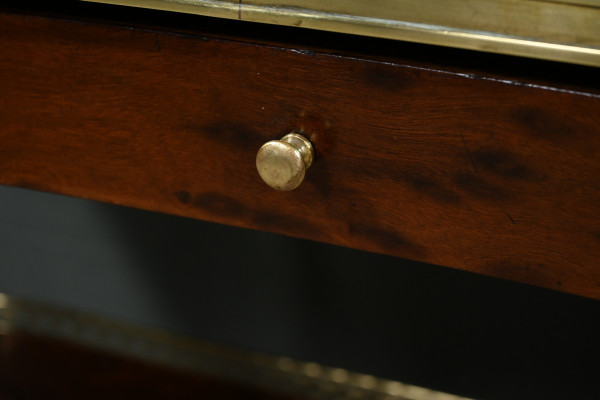 Table Rognon en Moucheté d’Acajou, estampillée “L’escalier de Cristal” – Fin XIXe