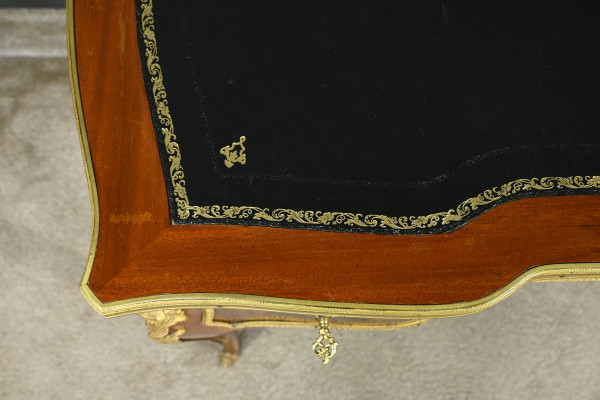 Piccola scrivania in mogano e palissandro, stile Luigi XV, periodo Napoleone III - Metà del XIX secolo