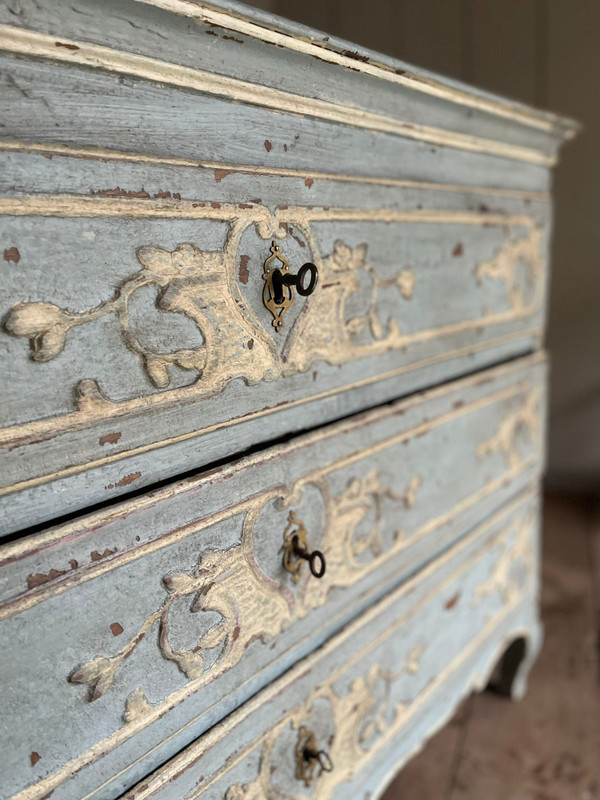 Commode Louis XV liégeoise datant du 18e siècle belle patine , jolie sculpture 