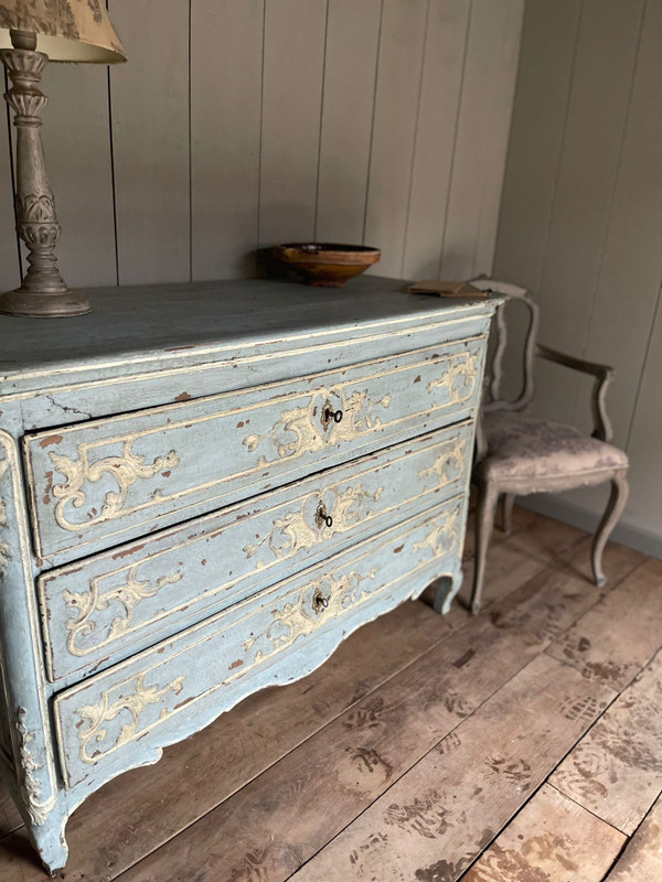 Commode Louis XV liégeoise datant du 18e siècle belle patine , jolie sculpture 