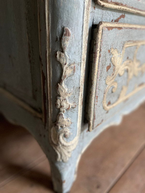 Commode Louis XV liégeoise datant du 18e siècle belle patine , jolie sculpture 