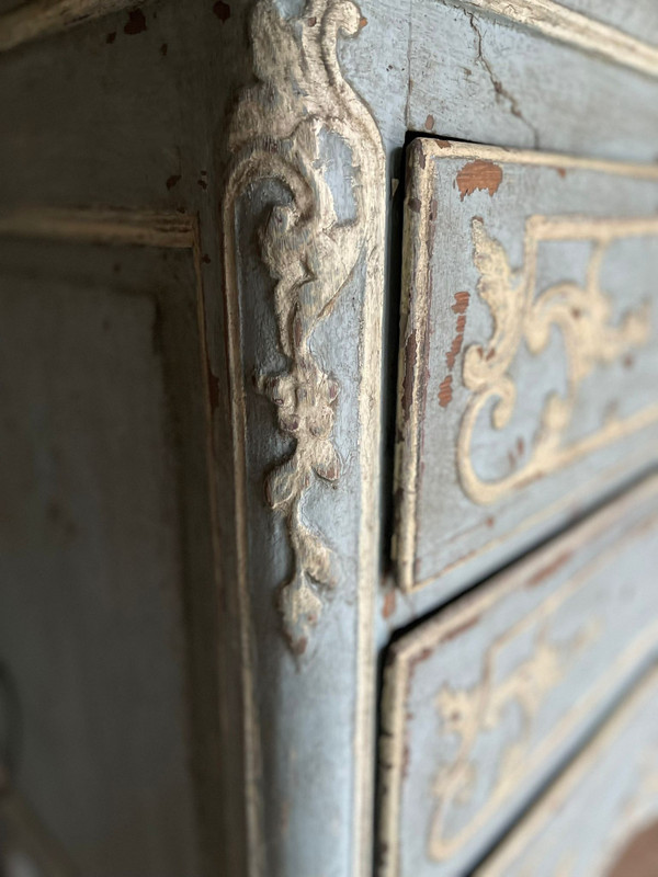 Commode Louis XV liégeoise datant du 18e siècle belle patine , jolie sculpture 