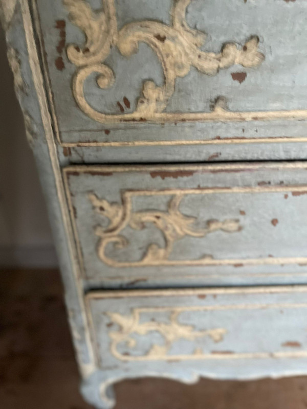 Commode Louis XV liégeoise datant du 18e siècle belle patine , jolie sculpture 