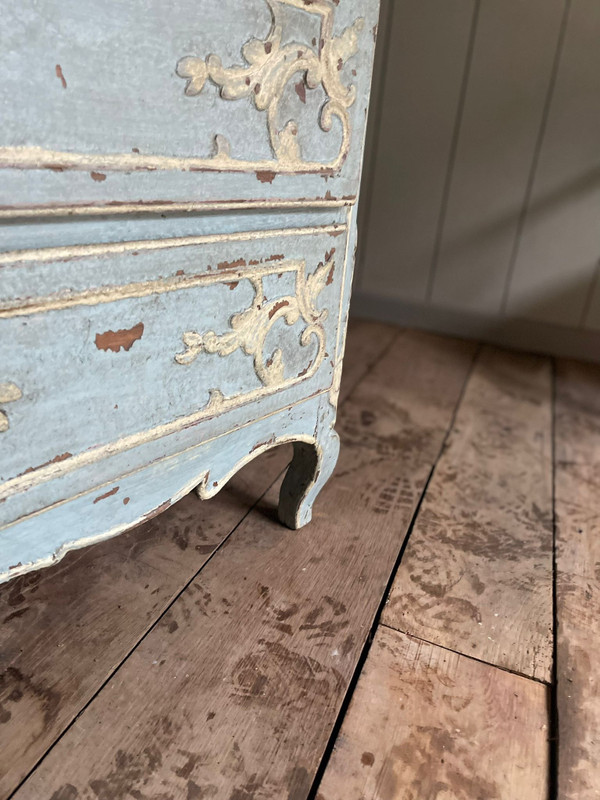 Commode Louis XV liégeoise datant du 18e siècle belle patine , jolie sculpture 