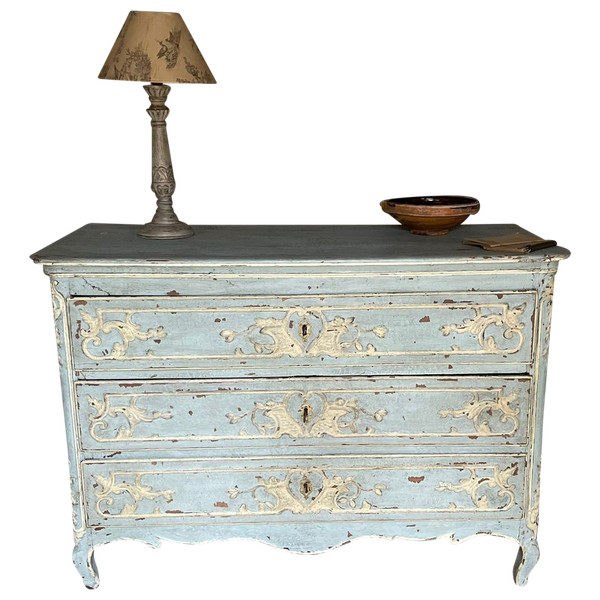 Commode Louis XV liégeoise datant du 18e siècle belle patine , jolie sculpture 