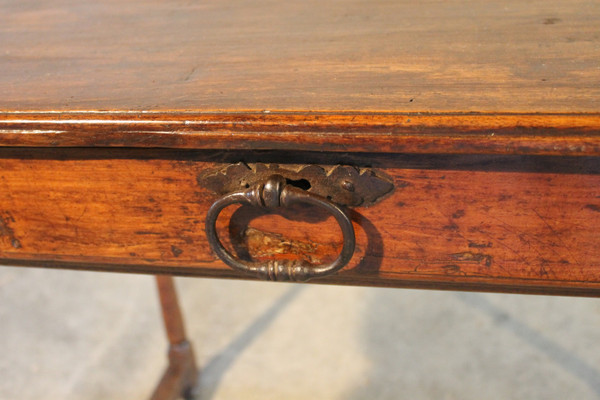 Louis XIII period writing desk in walnut Origin Périgord 17th century