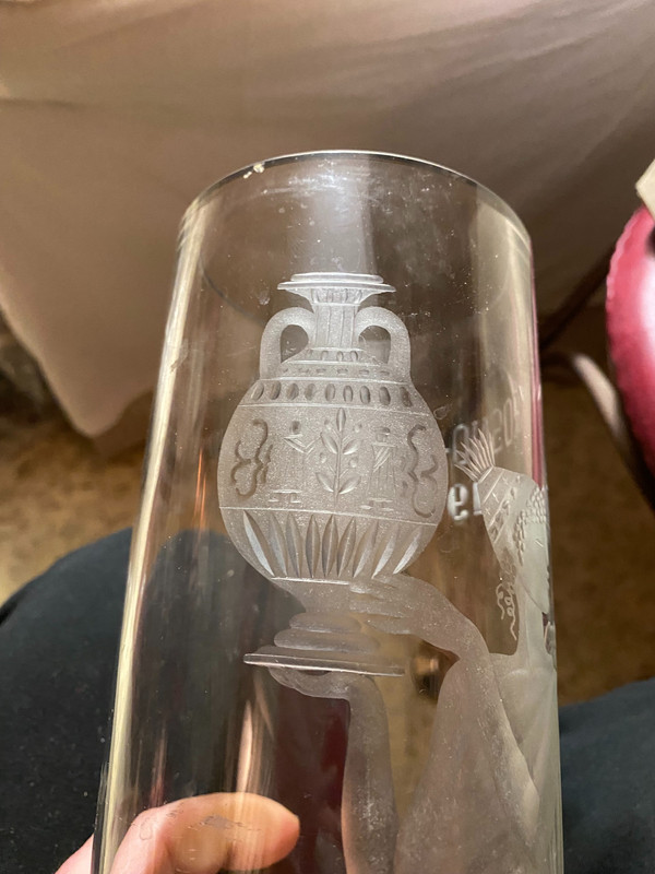 Grand Vase en cristal épais tubulaire gravé des Années "75" , Avignon à l'image d'une Déesse au vase