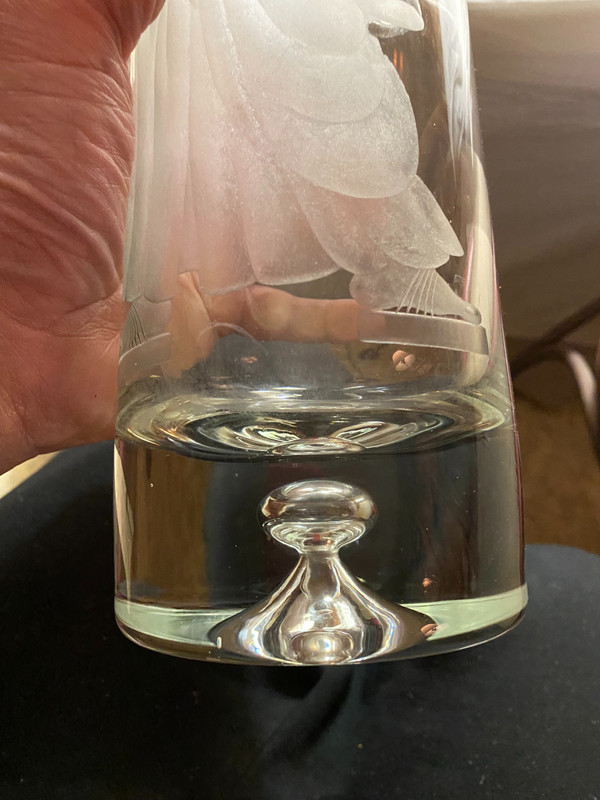 Grand Vase en cristal épais tubulaire gravé des Années "75" , Avignon à l'image d'une Déesse au vase
