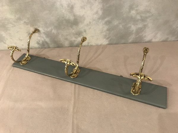 Kleiderstange, Kleiderhaken aus Bronze auf bemaltem Holz, Ende 19.