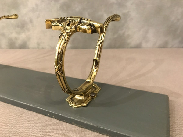 Kleiderstange, Kleiderhaken aus Bronze auf bemaltem Holz, Ende 19.