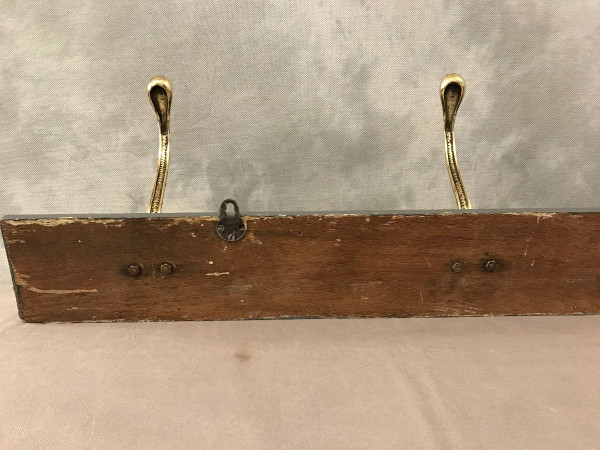 Kleiderstange, Kleiderhaken aus Bronze auf bemaltem Holz, Ende 19.
