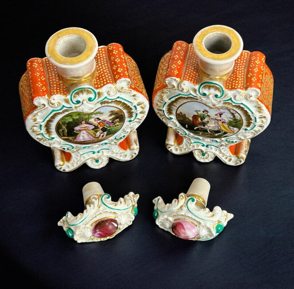 Jacob Petit ( 1796- 1868 ) Paire De Flacons En Porcelaine Polychrome De Scenes Courtoises