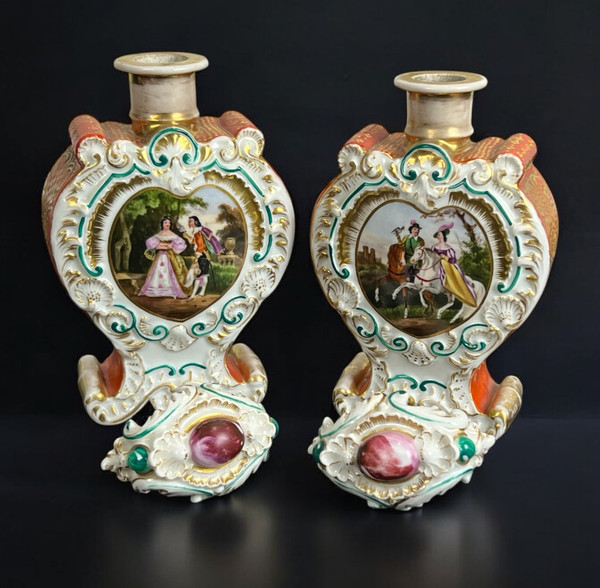Jacob Petit ( 1796- 1868 ) Paire De Flacons En Porcelaine Polychrome De Scenes Courtoises
