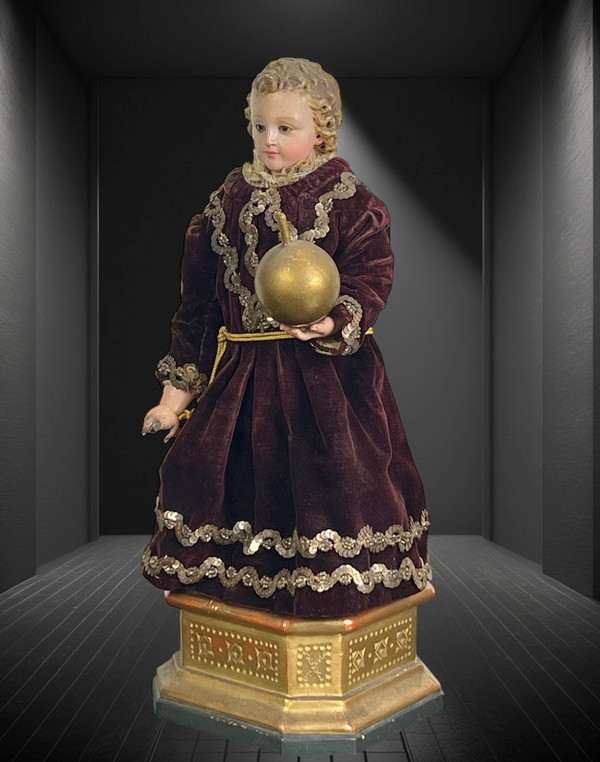 19th CENTURY JESUS CHILD IN POLYCHROME SCULPTTED WOOD ON GILDED SOCLE WITH DOUCINE