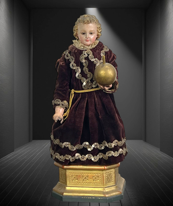 19th CENTURY JESUS CHILD IN POLYCHROME SCULPTTED WOOD ON GILDED SOCLE WITH DOUCINE