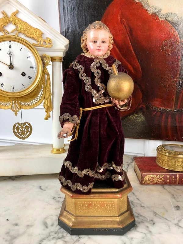 19th CENTURY JESUS CHILD IN POLYCHROME SCULPTTED WOOD ON GILDED SOCLE WITH DOUCINE