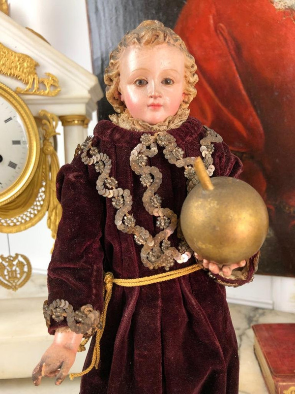 19th CENTURY JESUS CHILD IN POLYCHROME SCULPTTED WOOD ON GILDED SOCLE WITH DOUCINE