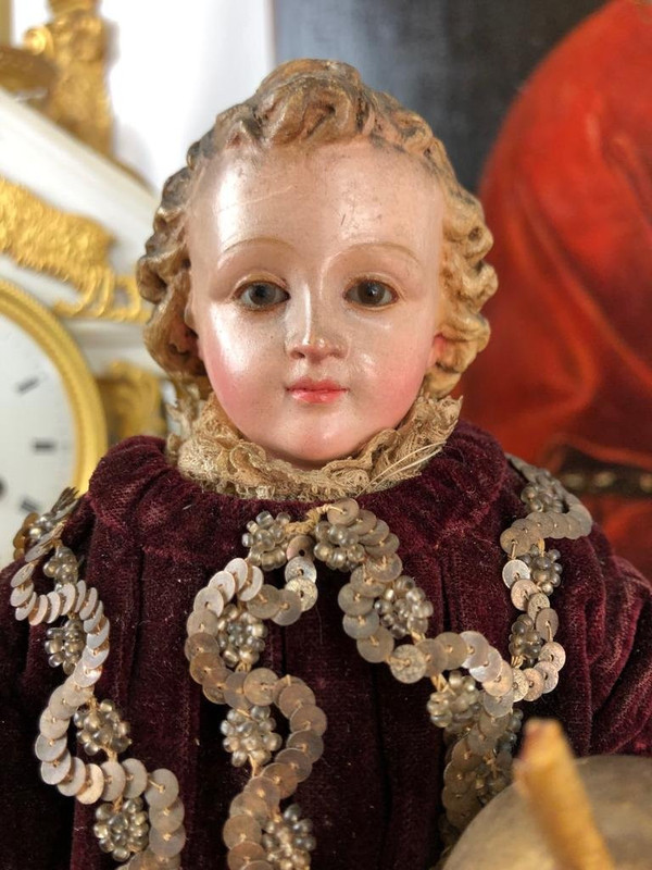 19th CENTURY JESUS CHILD IN POLYCHROME SCULPTTED WOOD ON GILDED SOCLE WITH DOUCINE