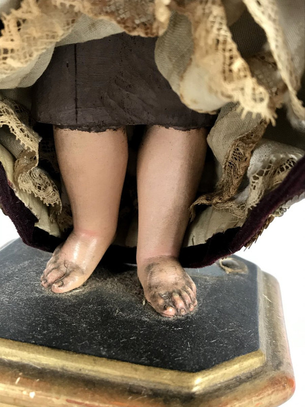 19th CENTURY JESUS CHILD IN POLYCHROME SCULPTTED WOOD ON GILDED SOCLE WITH DOUCINE