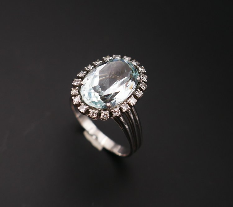 Anello con acquamarina e diamante.